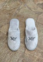  INV. PANTUFLA POLAR SUPER SOFT CON LOGO SOBRE CAPELLADA